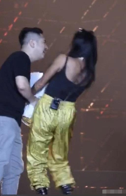 Nhung lan nghe si bi sam so giua su kien hinh anh 3