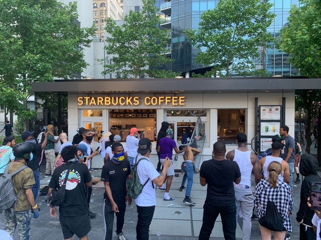 Bao loan o My, dong nguoi vao Apple Store dap pha, vet sach iPhone hinh anh 2 Z22531052020.jpg