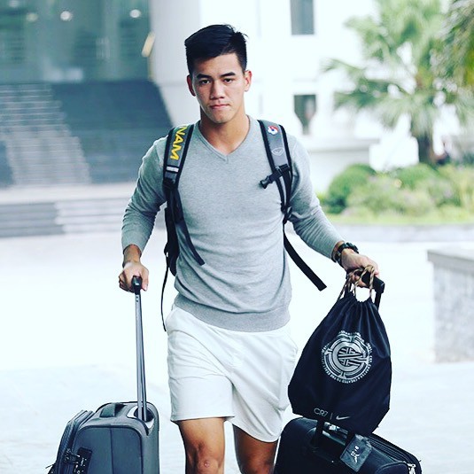 Cau thu Tien Linh ngoai doi mac do nam tinh, it dung hang hieu hinh anh 2