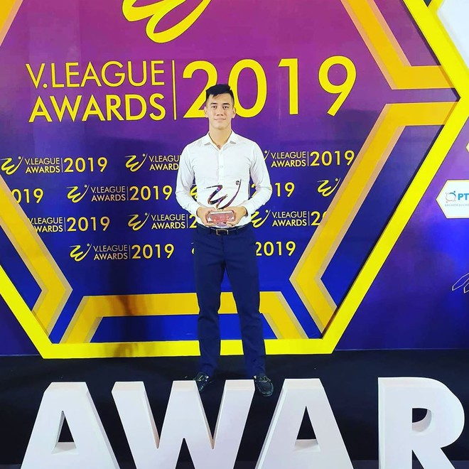 Cau thu Tien Linh ngoai doi mac do nam tinh, it dung hang hieu hinh anh 3