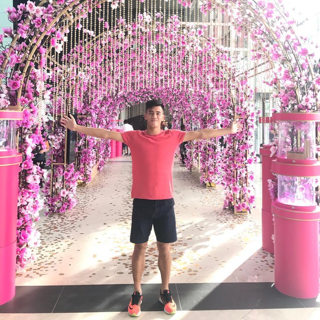 Cau thu Tien Linh ngoai doi mac do nam tinh, it dung hang hieu hinh anh 4