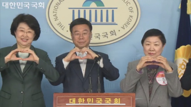 Chinh tri gia Han de xuat 'ban tim' thay bat tay de ngan virus corona hinh anh 1 31061035_6.jpg