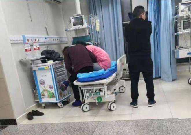 Tuc gian vi con khong hieu bai, me uong thuoc ngu qua lieu hinh anh 1 20191220_chinesehomework.jpg