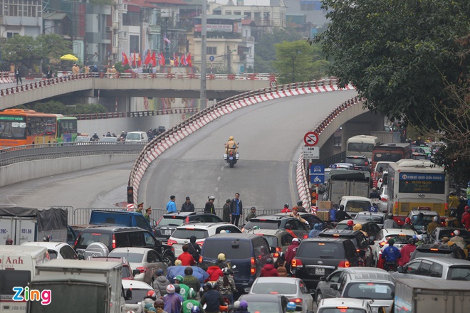 Xe quan su trien khai o Ha Noi don doan ong Kim Jong Un hinh anh 11