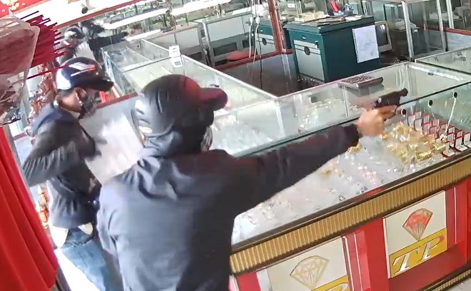 'Ten cuop nham thang vao toi no sung' hinh anh 2