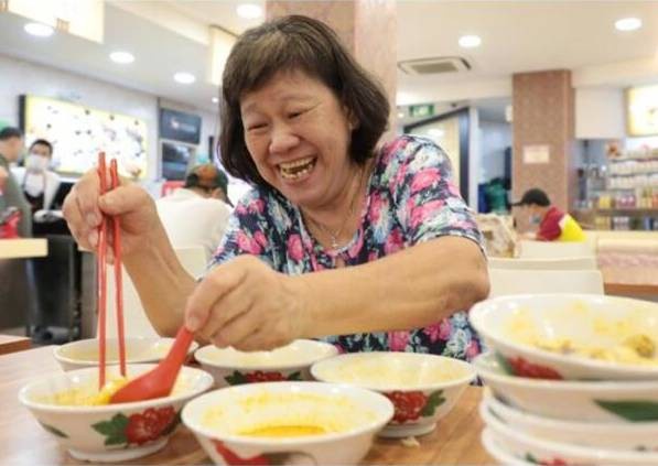 an 10 bat mi truoc khi cua hang dong cua phong dich anh 1