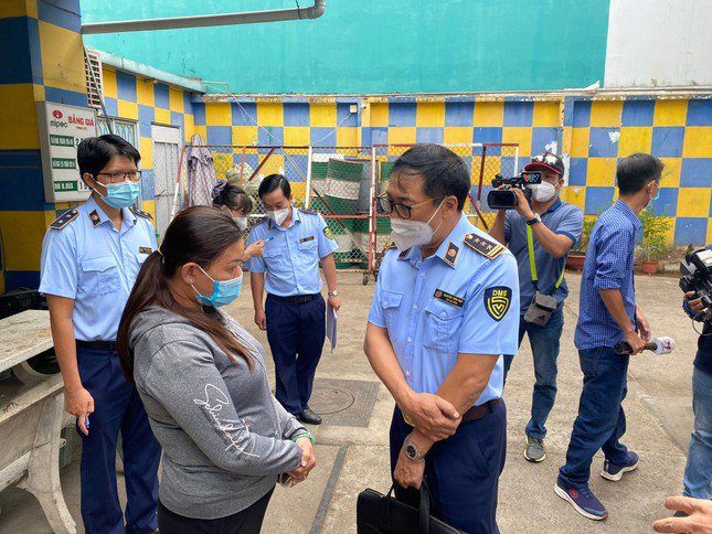 nhieu cua hang het xang anh 1