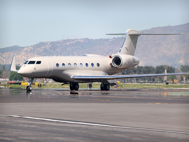 Kim Kardashian mua may bay anh 2