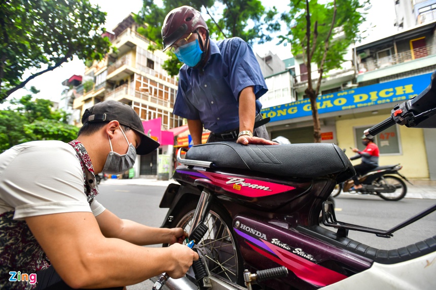 nguoi dan di sua xe, Ha Noi noi long gian cach anh 1