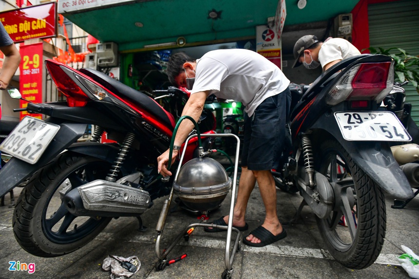 nguoi dan di sua xe, Ha Noi noi long gian cach anh 8