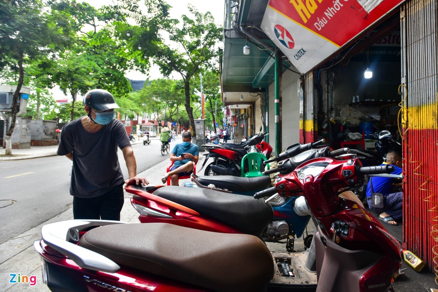 nguoi dan di sua xe, Ha Noi noi long gian cach anh 2