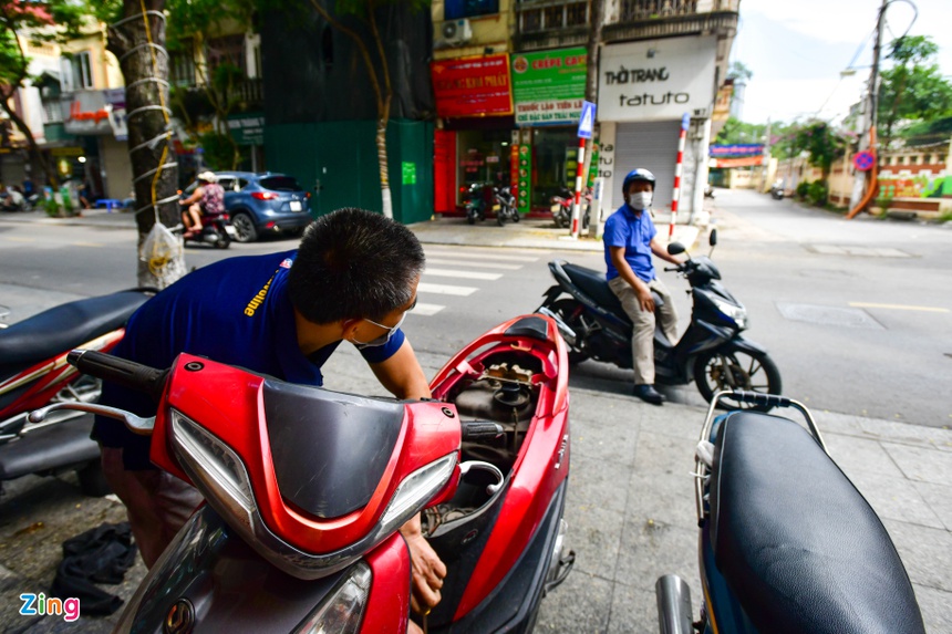 nguoi dan di sua xe, Ha Noi noi long gian cach anh 3