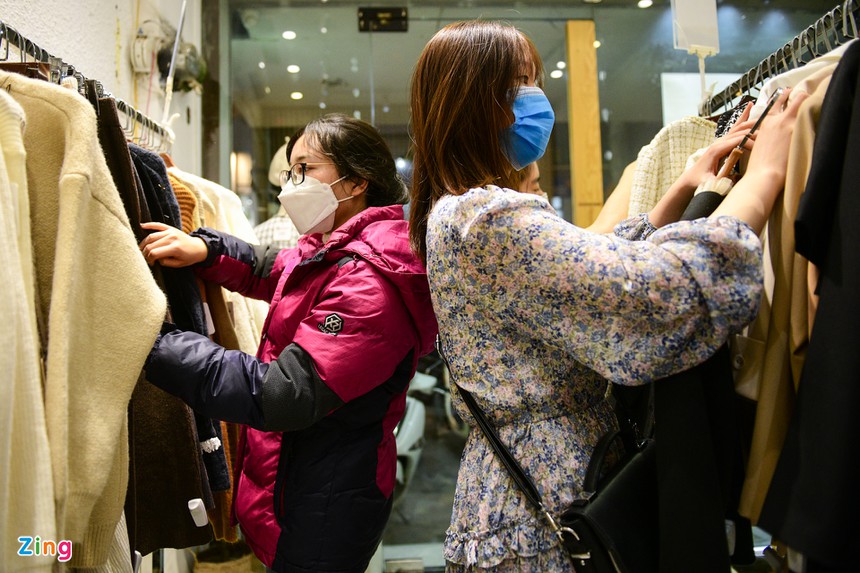 ngay Black Friday, nguoi Ha Noi xep hang thanh toan anh 2