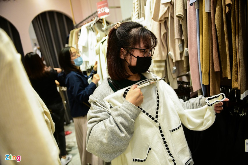 ngay Black Friday, nguoi Ha Noi xep hang thanh toan anh 4