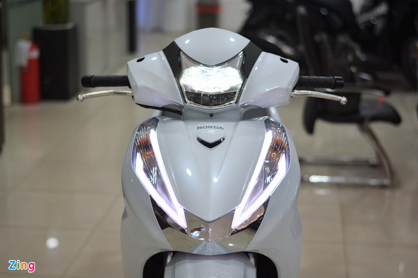 trang bi dang dan binh dan hoa tren xe may anh 1