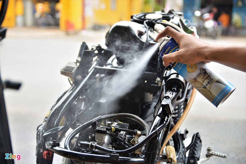 Nguoi dung xe may tai TP.HCM gap kho khan anh 3