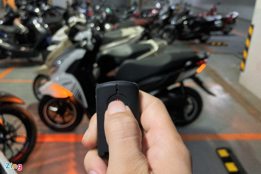 trang bi dang dan binh dan hoa tren xe may anh 3