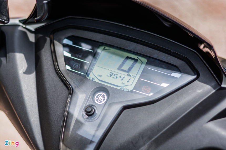 Nguoi dung xe may tai TP.HCM gap kho khan anh 2