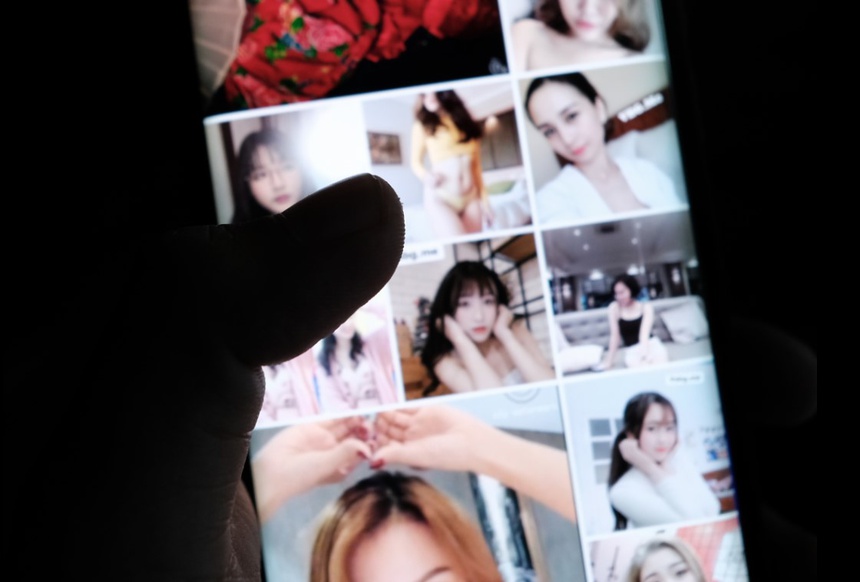 Hang cam, tien gia, hoi anh sexy tran lan tren Facebook Viet Nam hinh anh 1