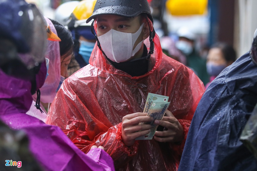 Doi mua xep hang mua gio cha, banh chung anh 8