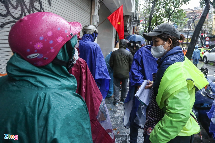 Doi mua xep hang mua gio cha, banh chung anh 10