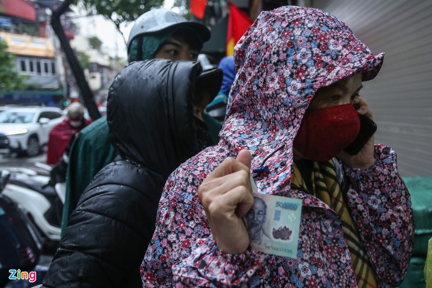 Doi mua xep hang mua gio cha, banh chung anh 11