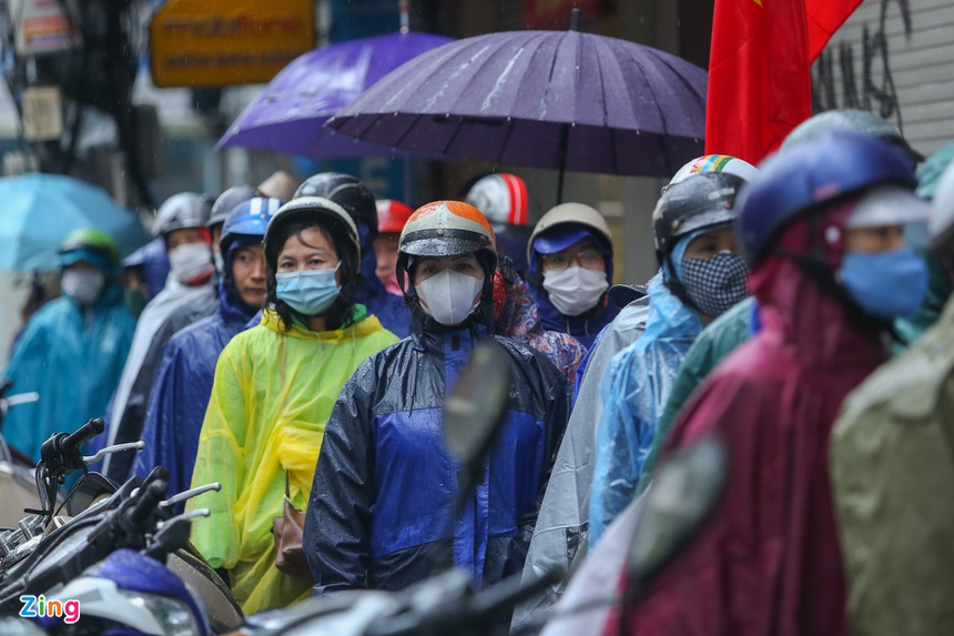 Doi mua xep hang mua gio cha, banh chung anh 1