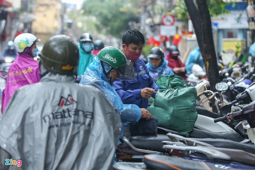 Doi mua xep hang mua gio cha, banh chung anh 2