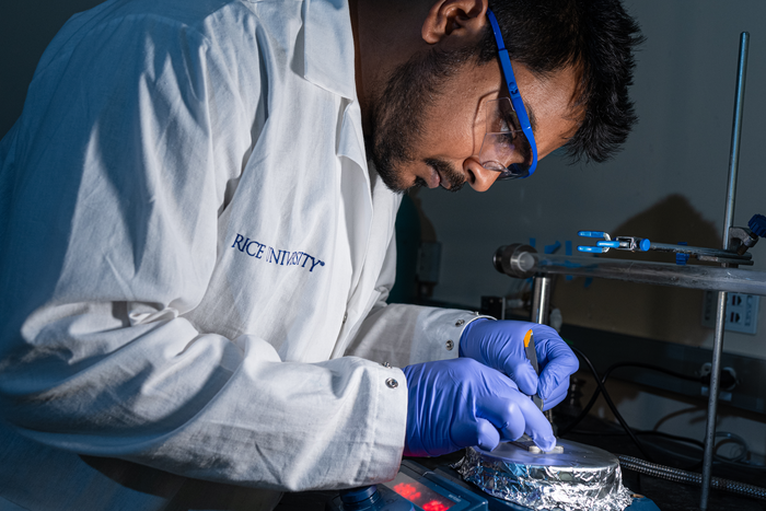 Hop chat bao ve thep anh 1