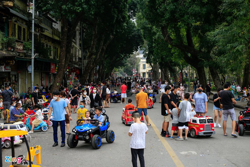 muu sinh tren pho di bo anh 11