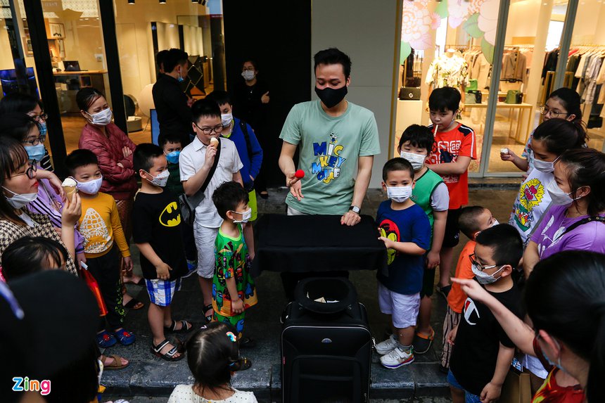 muu sinh tren pho di bo anh 1