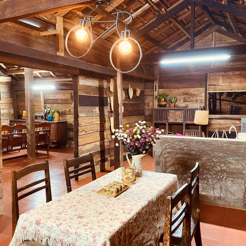 Nguoi me tre o Dak Lak dung nha trong rau trong dich anh 5