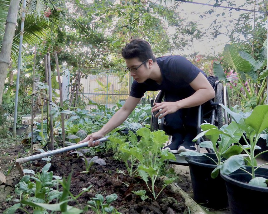 Khu vuon cua chang trai liet hai chan anh 3