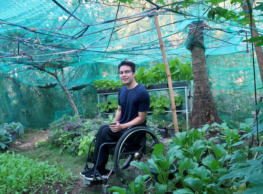 Khu vuon cua chang trai liet hai chan anh 1