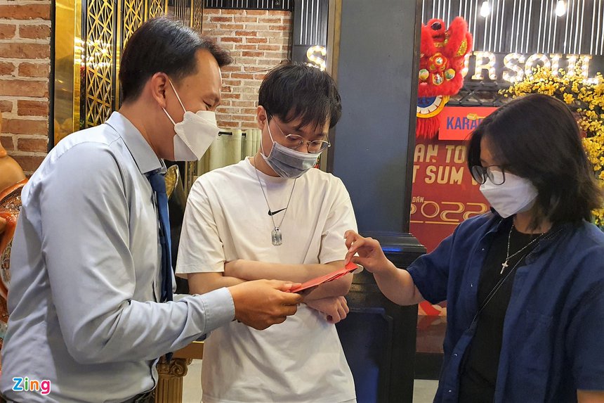 quan bar mo cua xuyen tet anh 2