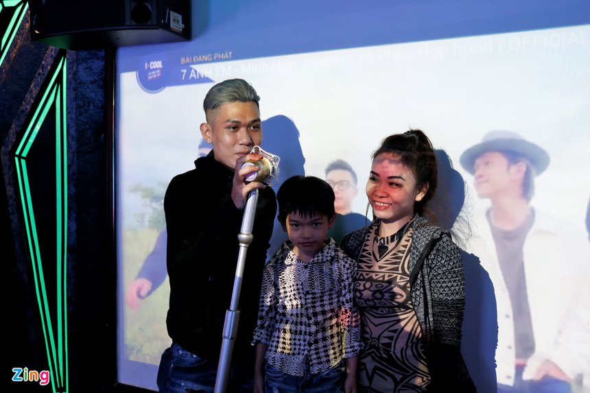 quan bar mo cua xuyen tet anh 1