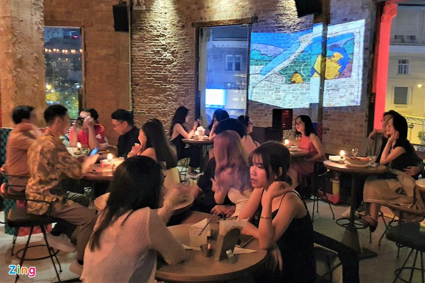 quan bar mo cua xuyen tet anh 5