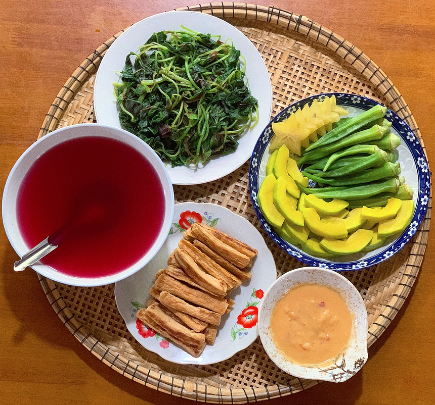 rau cu qua, com chay, mon an anh 5