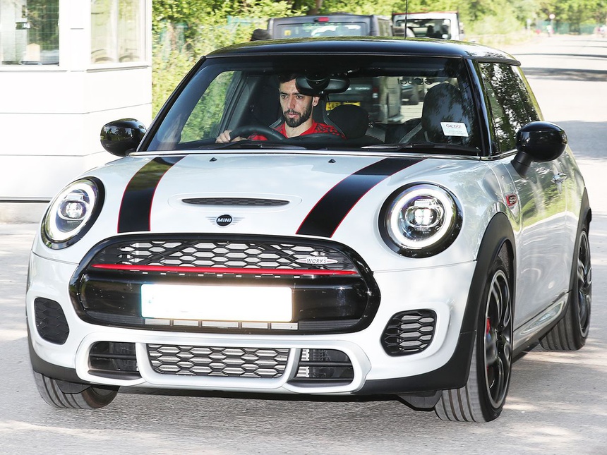 Bruno Fernandes lai xe sang mang qua bong ve sau khi lap hattrick anh 8