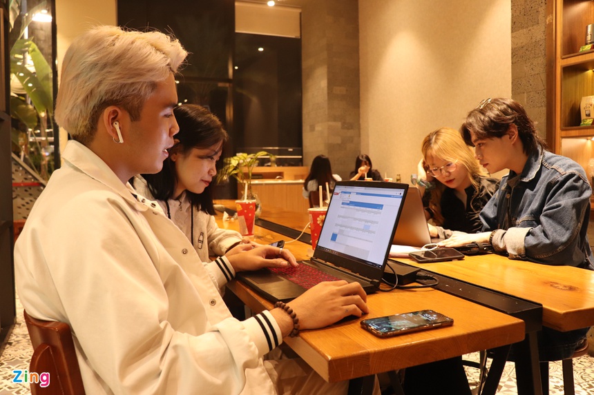 gioi tre di ca phe lam viec anh 4