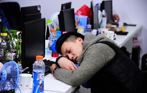 dot tu vi lam viec qua suc o Trung Quoc anh 1