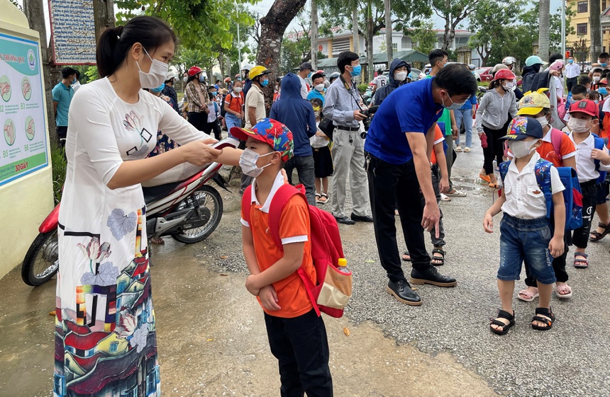 hoc sinh thanh hoa tam dung den truong anh 1