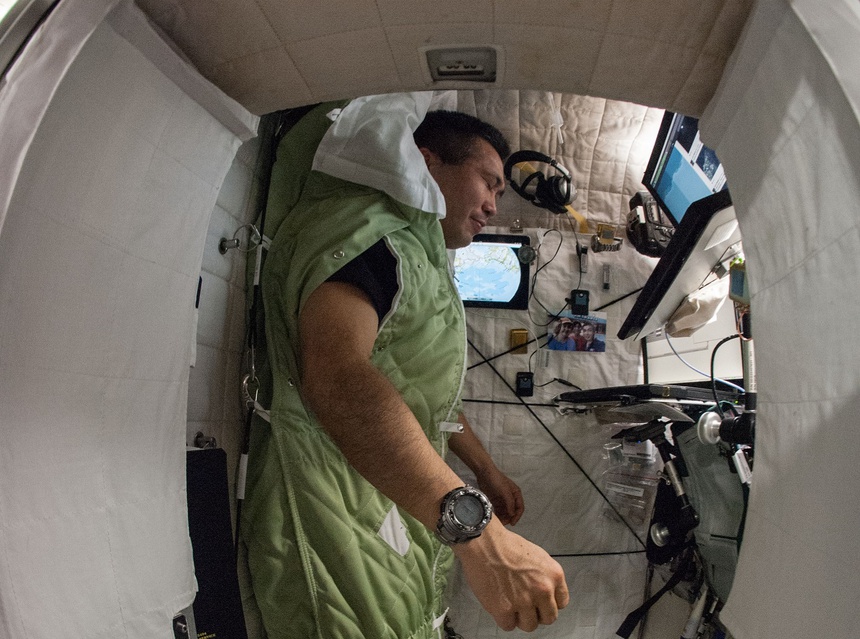 hoat dong cua phi hanh gia tren vu tru anh 10