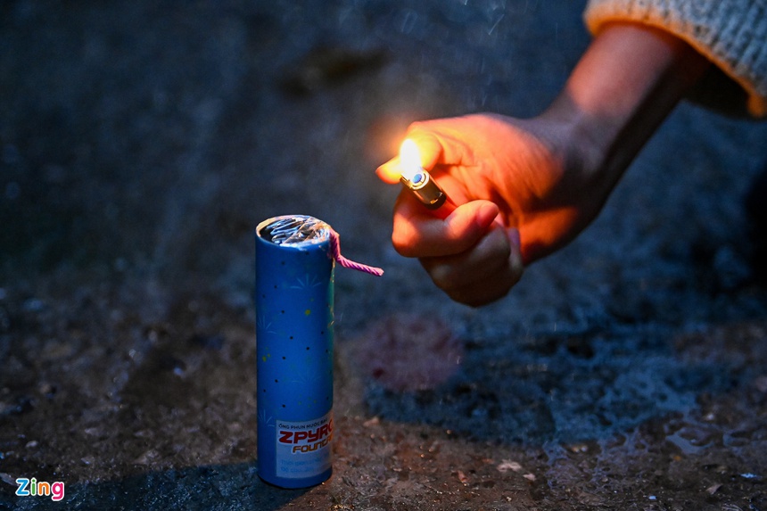 Doi mua xep hang mua phao choi Tet anh 11