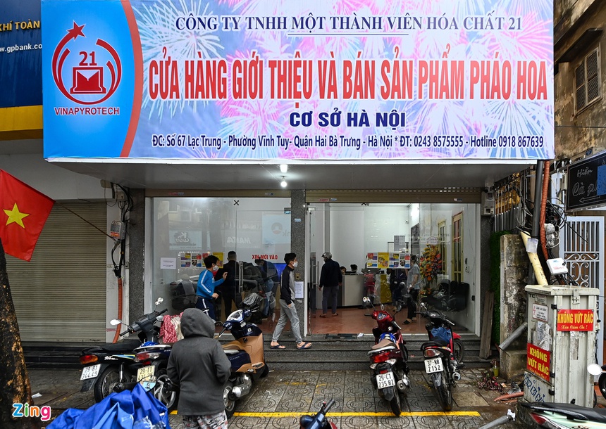 Doi mua xep hang mua phao choi Tet anh 1