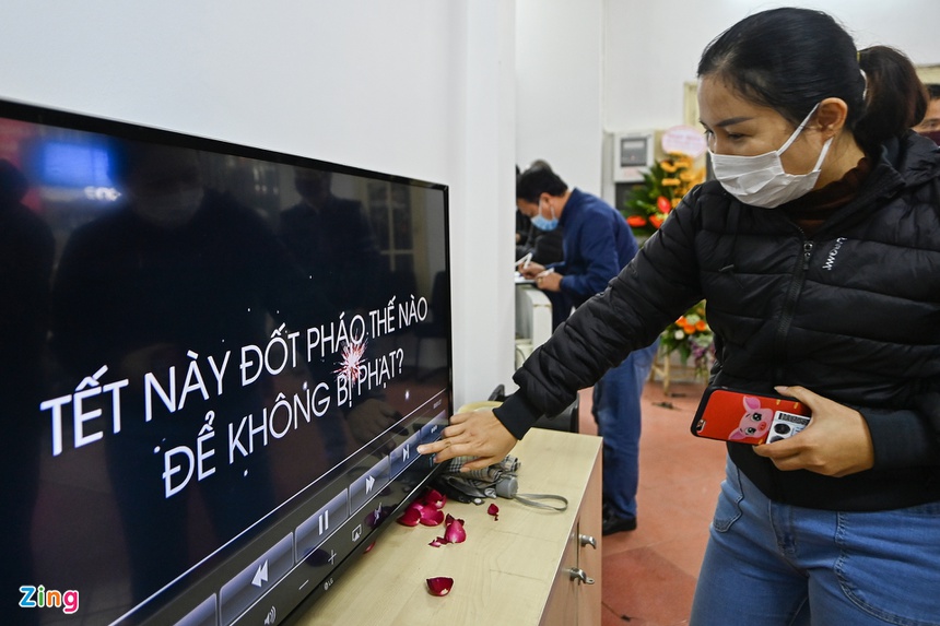 Doi mua xep hang mua phao choi Tet anh 2