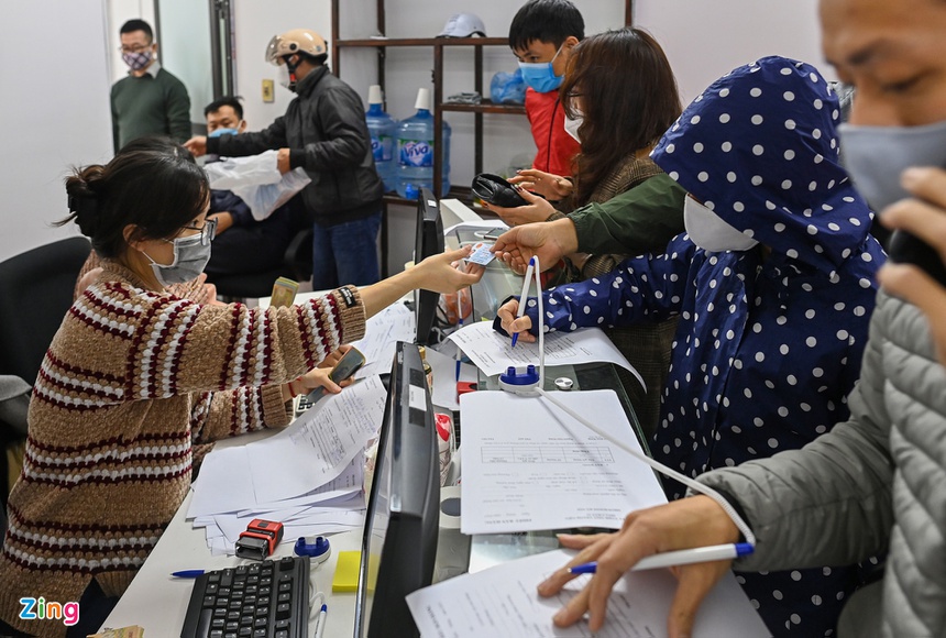 Doi mua xep hang mua phao choi Tet anh 3