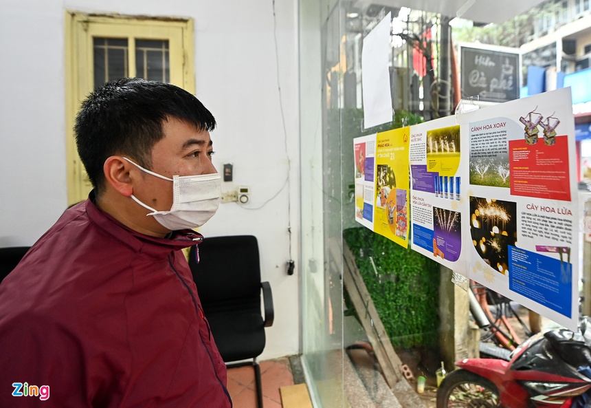 Doi mua xep hang mua phao choi Tet anh 4