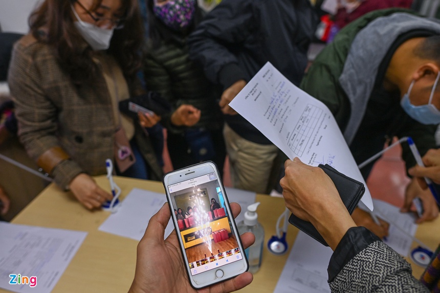 Doi mua xep hang mua phao choi Tet anh 5