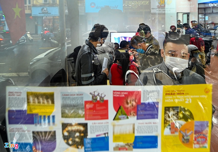 Doi mua xep hang mua phao choi Tet anh 6